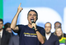 Flávio Bolsonaro dice que los nuevos aranceles de EE.UU. son una "represalia" contra Lula