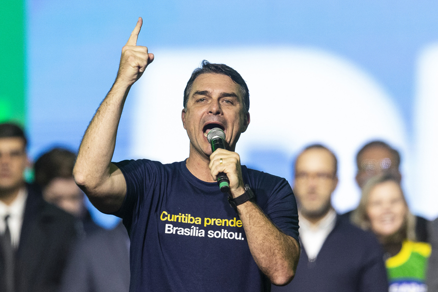 El precandidato a la Presidencia de Brasil Flávio Bolsonaro habla en Curitiba