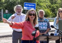 Activistas exigen a EE.UU. rendir cuentas y reparar daño después de Alligator Alcatraz