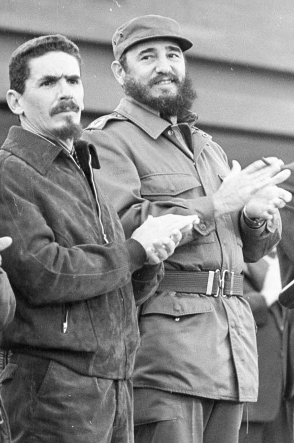  Fidel Castro (d) junto a Ramiro Vald&eacute;s Men&eacute;ndez