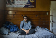 El sufrimiento de los niños con padres detenidos por el ICE Damian Zermeño en el dormitorio que solía compartir con su padre. Damian es uno de los cientos de miles de niños —la mayoría ciudadanos estadounidenses— que, según se estima, han sido separados de uno de sus padres debido a las medidas de control migratorio de la administración Trump. (Karla Gachet for KFF Health News)