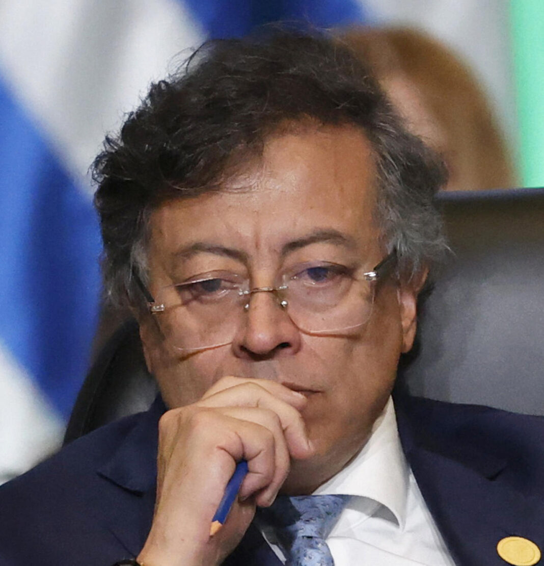 Ordenan la Gustavo Petro,