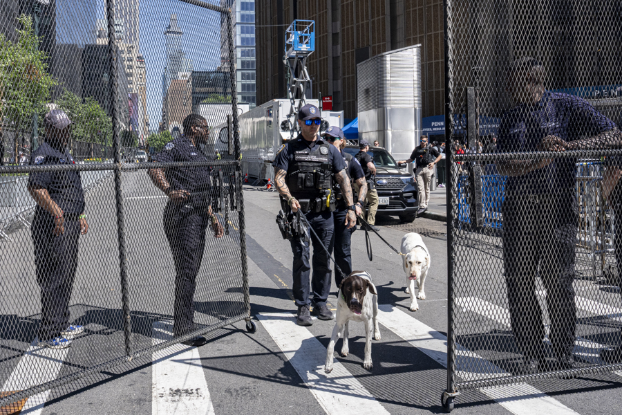 Integrantes de la Polic&iacute;a de Nueva York vigilan este lunes, las afueras del Madison Square Garden