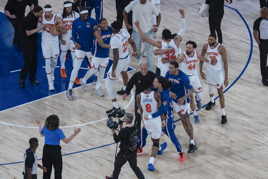 Jugadores de los Knicks celebran