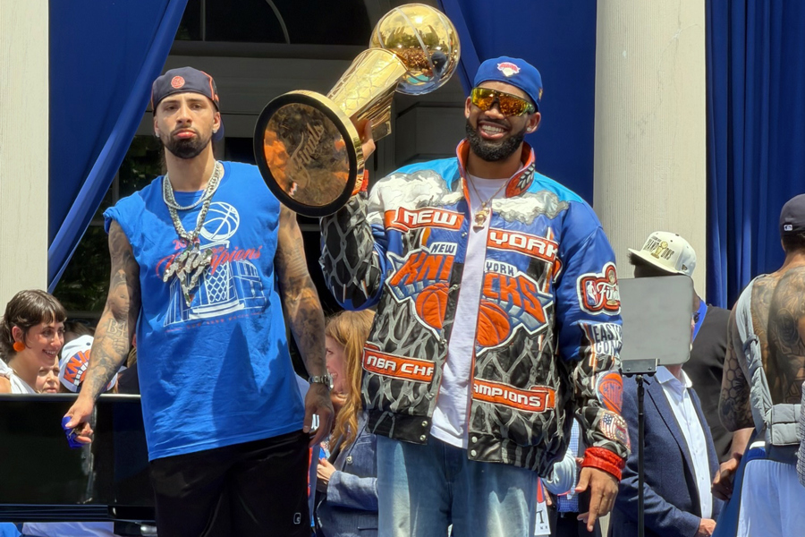 Karl-Anthony Towns (d) de los New York Knicks sostiene un trofeo durante la celebraci&oacute;n del titulo de la NBA