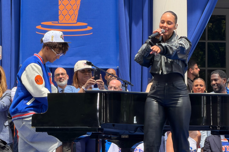 La cantante Alicia Keys se presenta durante la celebraci&oacute;n del titulo de la NBA de los New York Knicks