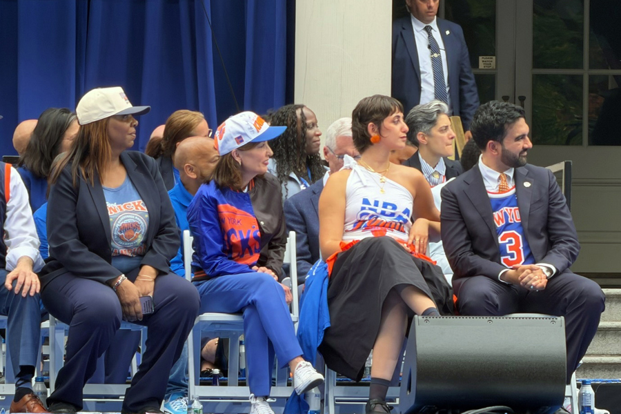 Mamdani en la celebración de los Knicks: La gobernadora de Nueva York, Kathy Hochul (2-i), el alcalde de Nueva York, Zohan Momdani (d), y su esposa Rama Duwaji