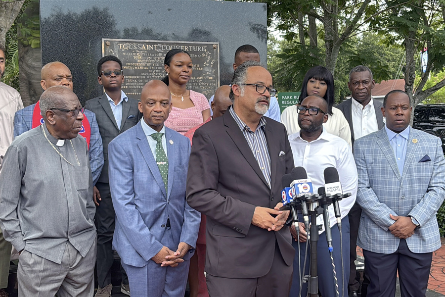 El director pol&iacute;tico de la Family Action Network (FAMN), Paul Christian Namphy (c), habla durante una conferencia de prensa este viernes en el barrio de la Peque&ntilde;a Hait&iacute; en Miami,