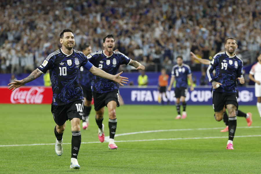 Lionel Messi de Argentina celebra su gol
