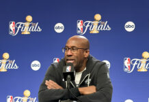 Mike Brown afirma que los Knicks no han entrado en pánico "ni nada por el estilo"