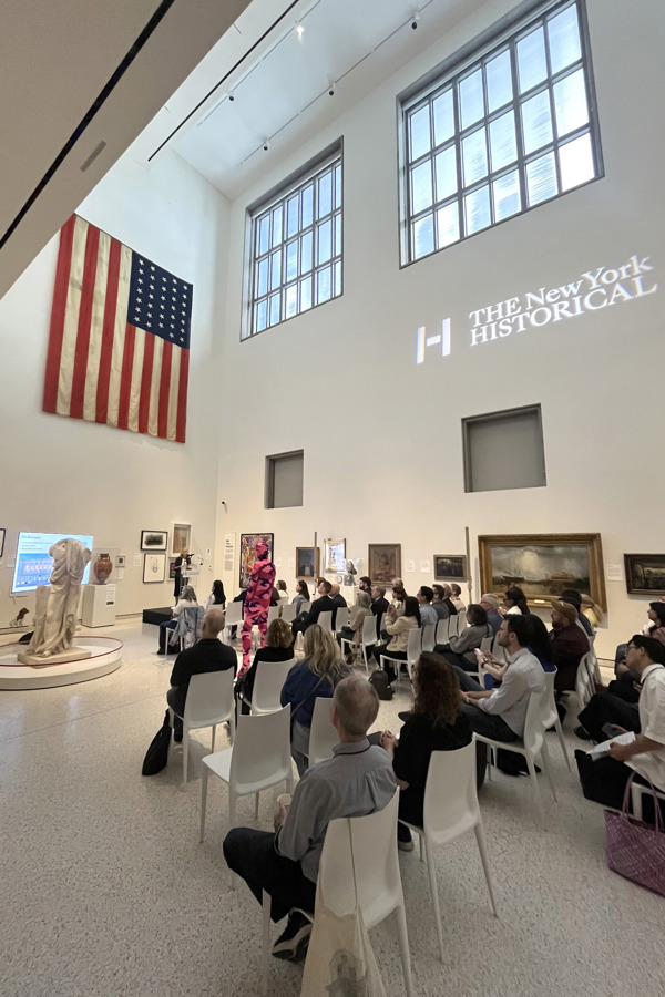 Personas asisten a la inauguraci&oacute;n de la exposici&oacute;n 'Democracy Matters' 