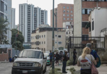Los venezolanos despiertan sacudidos por un nuevo sismo a cinco días del doble terremoto Un sismo de magnitud 4,6 sacude zona devastada por terremotos en Venezuela