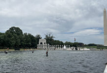 Personas limpian el estanque situado frente al Monumento a Abraham Lincoln
