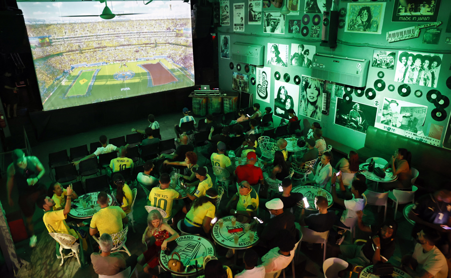 Aficionados en La Habana ven el partido entre Brasil y Marruecos