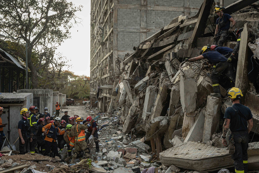 La esperanza y el des&aacute;nimo caminan entre ruinas en Venezuela tras cinco d&iacute;as de los sismos