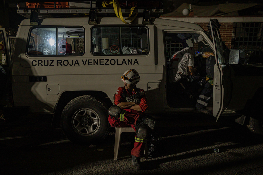  Rescatistas de la Cruz Roja Venezolana descansan durante la b&uacute;squeda de sobrevivientes por el doble terremoto de magnitud 7,2 y 7,5 que sacudieron la zona norte de Venezuela 