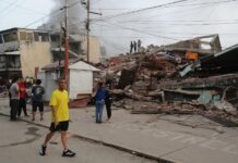 Nicolás Maduro llama a "la unión, la serenidad y al amor" tras los terremotos en Venezuela Residentes permanecen en la calle junto a varios bloques de viviendas dañados por los terremotos, en la localidad de Catia La Mar,