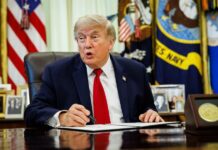 Trump siembra dudas sobre el sistema electoral, acusando a China y a los inmigrantes US President Donald Trump signs executive order on vehicle repairs