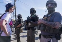 Trump planea que los agentes de inmigración lleven guantes que den descargas eléctricas Tensión frente a centro de ICE en Nueva Jersey en el sexto día de huelga de inmigrantes