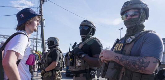 Trump planea que los agentes de inmigración lleven guantes que den descargas eléctricas Tensión frente a centro de ICE en Nueva Jersey en el sexto día de huelga de inmigrantes