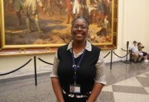 directora de Educación y Participación Comunitaria del Museo de la Revolución Estadounidense en Filadelfia, Adrienne Whaley, en Filadelfia