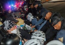 Decretan toque de queda en Newark tras disturbios frente centro de detención de migrantes New Jersey police clear protesters at detention facility amid inmate hunger strike