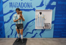 estatua de Diego Maradona en una exposición de la Conmebol que reivindica los diez títulos de las selecciones sudamericanas en los Mundiales de Fútbol, en Miami
