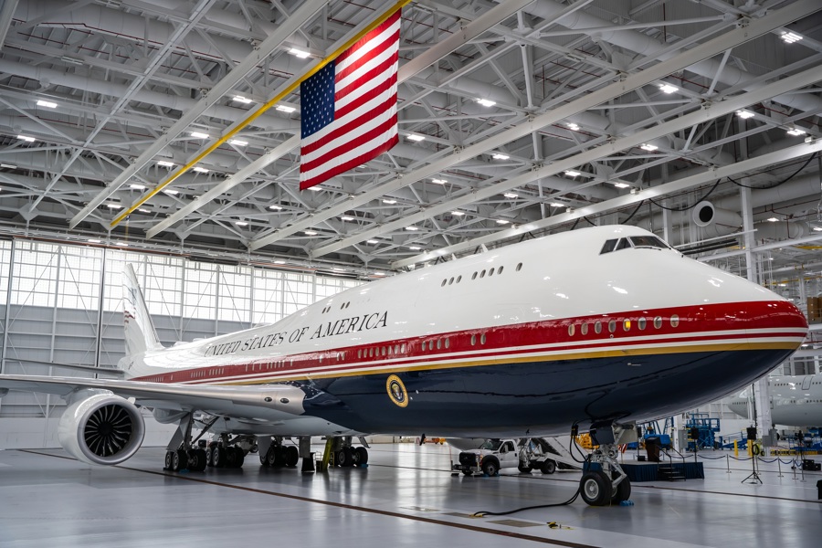 Trump desvela el nuevo Air Force One, un Boeing de lujo con los colores de la bandera