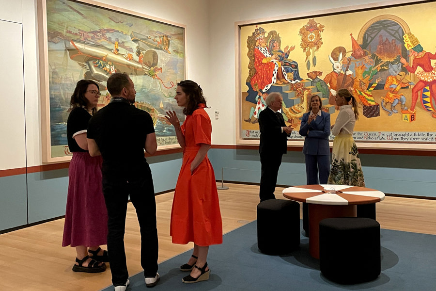 Un gran mural en Nueva York abre un portal al mundo de Alicia en el País de las Maravillas