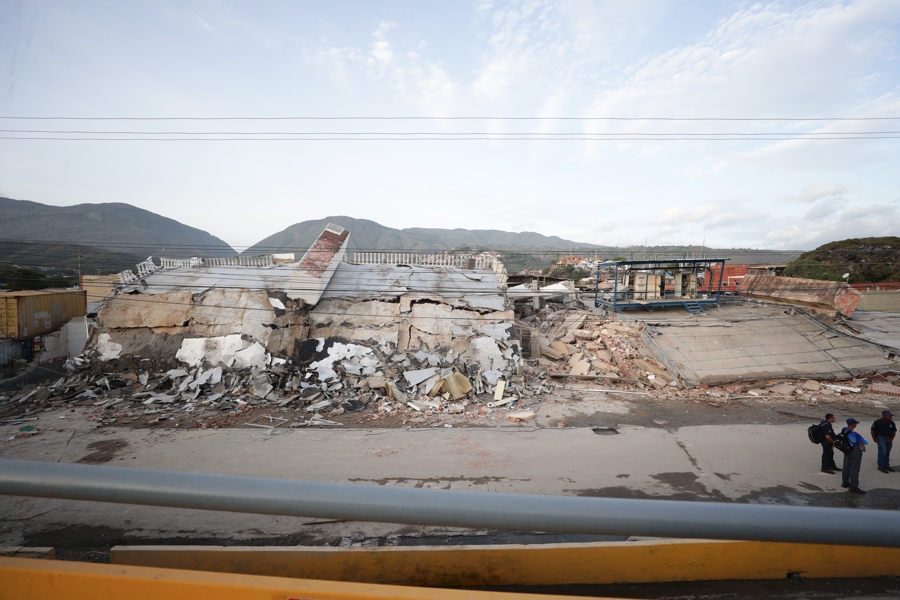 El grito de auxilio en una ciudad devastada en Venezuela que espera por rescatistas