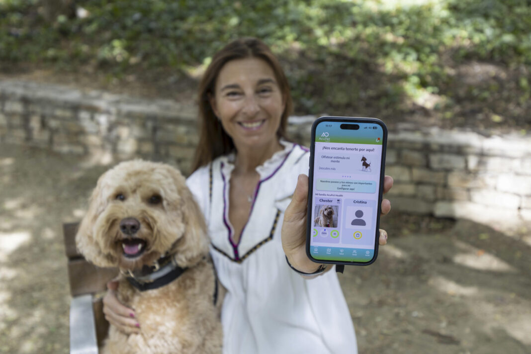 Cristina de Diego, usuaria de la app AcuPet con su mascota Chester. El dispositivo biométrico de AcuPet Health, diseñado por una empresa de Asturias, favorece la prevención y ayuda a los tutores a conocer el estado de salud de sus mascotas. EFE/Marta Pérez