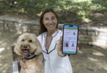 Cristina de Diego, usuaria de la app AcuPet con su mascota Chester. El dispositivo biométrico de AcuPet Health, diseñado por una empresa de Asturias, favorece la prevención y ayuda a los tutores a conocer el estado de salud de sus mascotas. EFE/Marta Pérez