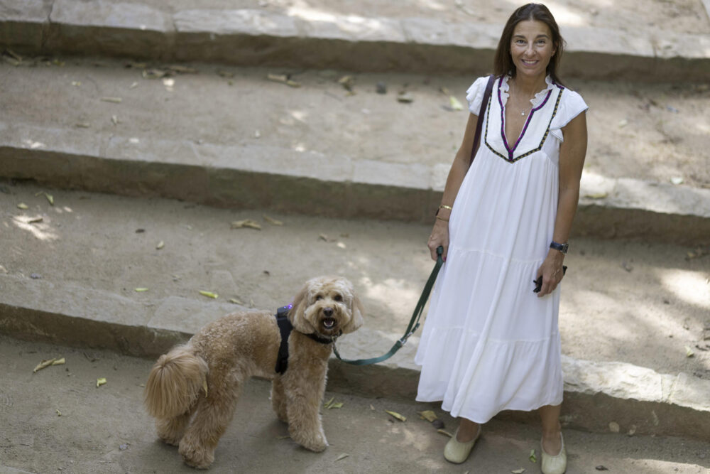 Cristina de Diego, usuaria de la app AcuPet con su mascota Chester.
