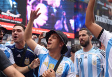 Reunión de aficionados argentinos en Times Square