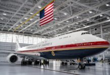Trump desvela el nuevo Air Force One, un Boeing de lujo con los colores de la bandera