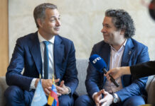 Dudamel se une a la ONU para ayudar a Venezuela: "La música es un elemento de sanación" El administrador del PNUD, el belga Alexander De Croo (i), habla junto al musico venezolano Gustavo Dudamel,