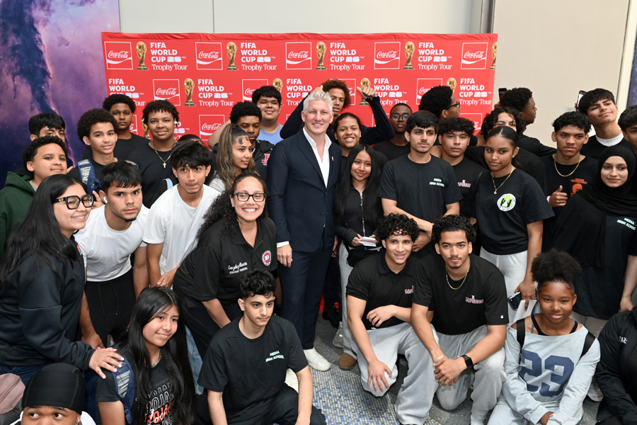 El exjugador de fútbol de Alemania, Bastian Schweinsteiger (c), posa con estudiantes durante el Tour del Trofeo de la Copa Mundial de la FIFA organizado por Coca-Cola.