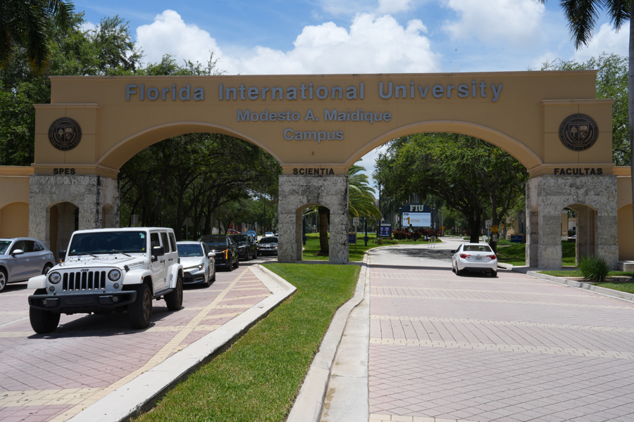 entrada el campus Modesto A. Maidique de la Universidad Internacional de Florida (FIU) en Miami