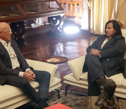 Jorge Rodríguez (i), hablando durante una reunión con la exdiputada Dinorah Figuera en Caracas