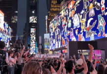 Miles de jugadores toman Times Square para celebrar el décimo aniversario de Pokémon GO
