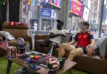 50.000 dólares por ver todos los partidos del mundial "encerrados" en un cubo en Times Square