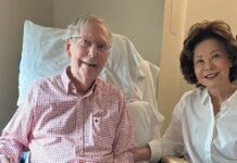 El senador estadounidense Mitch McConnell aparece tras semanas hospitalizado por caída