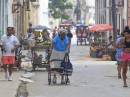 China asegura que "seguirá apoyando a Cuba" tras exigir el fin del bloqueo ante la ONU A cinco años del 11J, una Cuba en crisis sigue a la espera de cambios económicos profundos