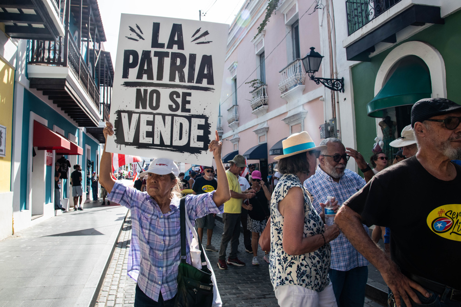 Miles de personas reclaman la independencia de Puerto Rico al son de Bad Bunny y Residente