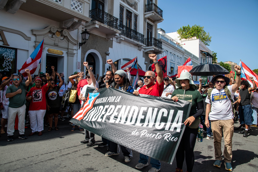 Miles de personas reclaman la independencia de Puerto Rico al son de Bad Bunny y Residente