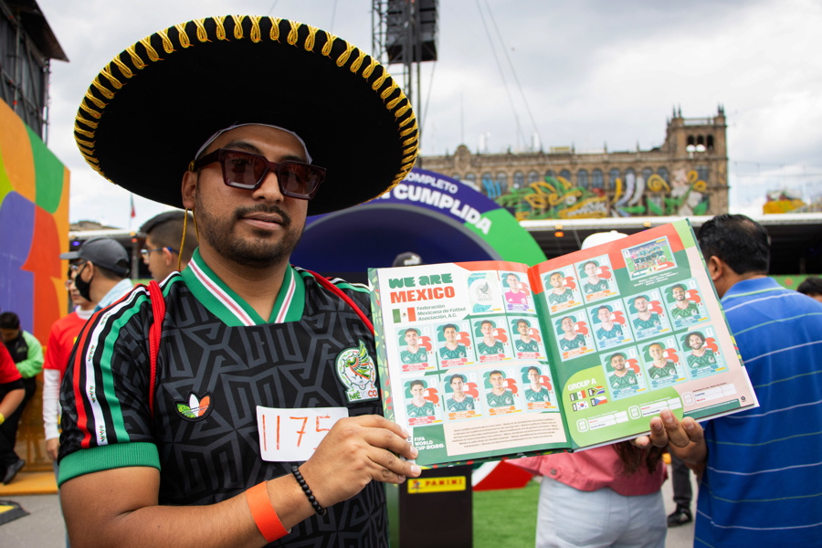 El &aacute;lbum del Mundial re&uacute;ne a miles de aficionados en M&eacute;xico en busca de un R&eacute;cord Guinness