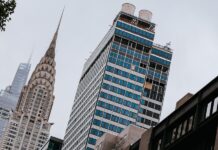 Nueva York escrutiniza conversiones de oficinas en viviendas tras suceso con rascacielos edificio
