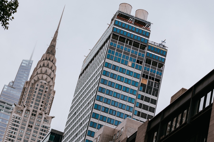 Emergency services respond to a 38-story Midtown Manhattan building edificio
