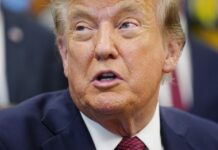 Dos pequeñas empresas de EE.UU. demandan al Gobierno Trump por los nuevos aranceles US President Donald Trump announces US nuclear innovation measures at White House