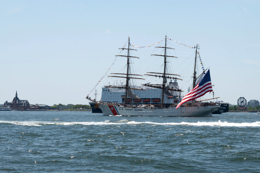 Nueva York celebra Independencia de EE.UU. con muestra de "poder" y desfile naval y aéreo
